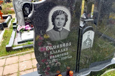 Широкий гранитный памятник с теневой фотографией усопшей