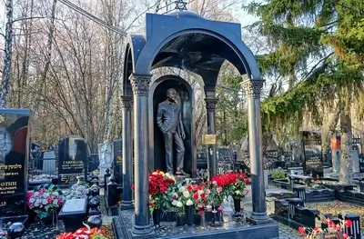 Скульптура покойного в каменной нише и изящный свод на четырёх колоннах