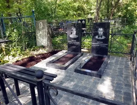 Два классических памятника и брусчатка